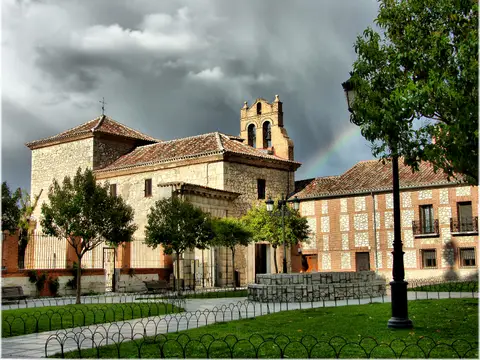 el convento chico de Loeches visto desde la plaza