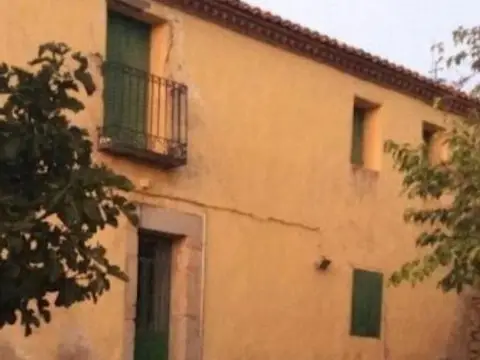 fachada del edificio de la antigua casa parroquial, que es la casa de espiritualidad, con la higuera delante