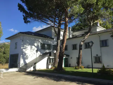 el edificio con la escalera exterior, entre los pinos