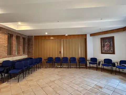 sala de reuniones con las sillas azules en semicírculo