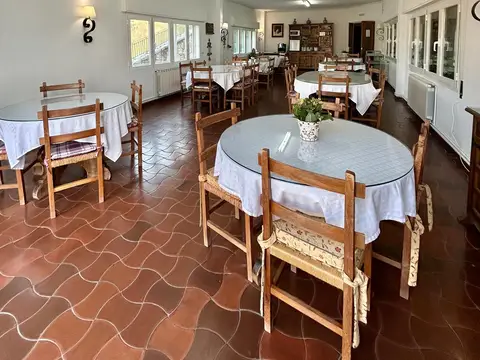 comedor con las mesas redondas vestidas de blanco