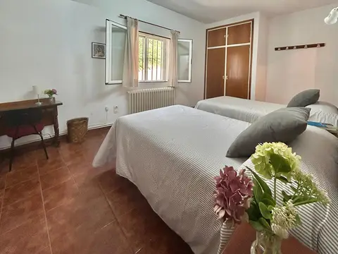 habitación con cama de matrimonio y ventana al jardín