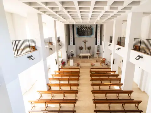 capilla de la casa vista desde la tribuna, con los bancos y el altar