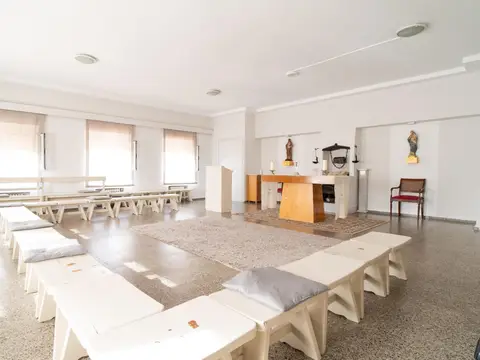 comedor con las mesas alargadas puestas
