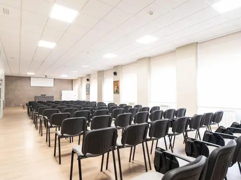 sala de conferencias con las sillas colocadas en filas