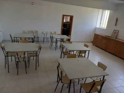 comedor con mesas y sillas