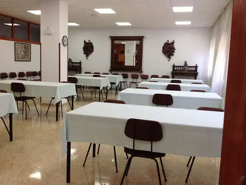 comedor con las mesas vestidas de blanco