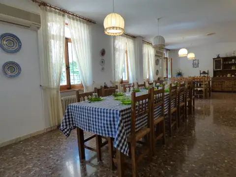 comedor de la casa, con las mesas vestidas de cuadros azules