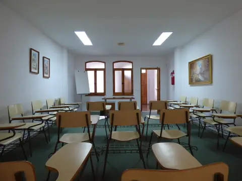 sala de trabajo con mesas y sillas dispuestas para un grupo