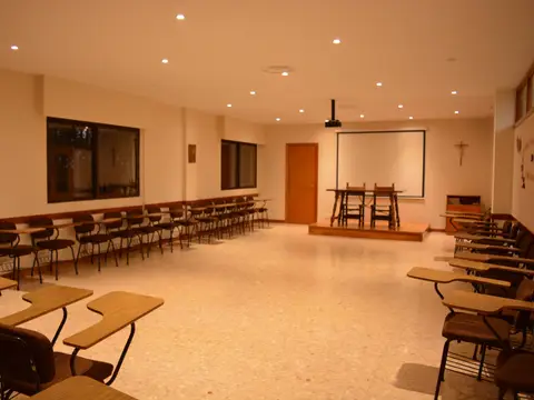 sala de conferencias con las sillas de pala en filas