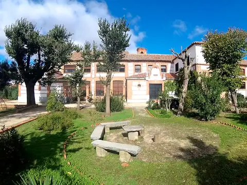 conjunto de edificios de la casa vistos desde el jardín