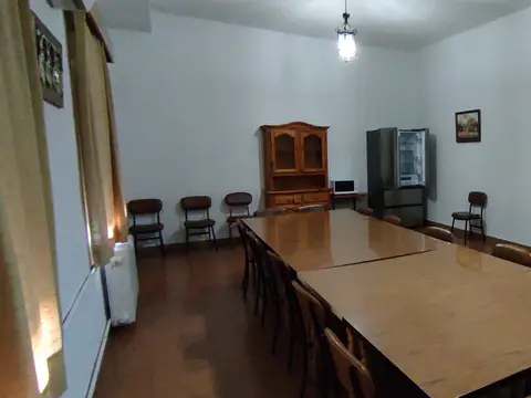 sala de reuniones con mesa larga y sillas