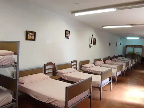 dormitorio corrido del albergue, con camas y literas