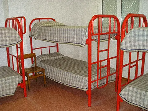 habitación del albergue juvenil, con literas