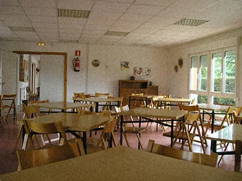 comedor del albergue juvenil, con las mesas y las sillas de madera