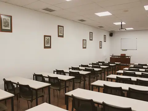 sala-aula con mesas y sillas para una charla