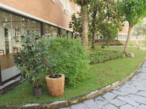 jardín interior de la casa, con el camino empedrado junto a la galería