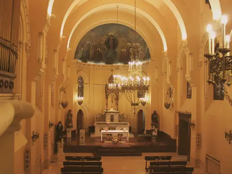 interior de la iglesia de la casa, con el altar bajo el arco y la tribuna del órgano
