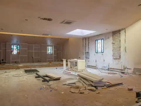 interior de la capilla del convento en obras, con las vidrieras y el presbiterio desmontado