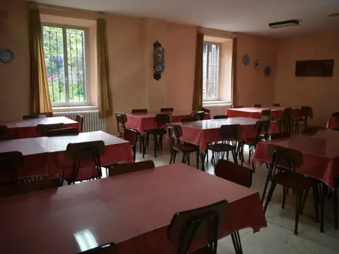comedor con las mesas vestidas de rojo
