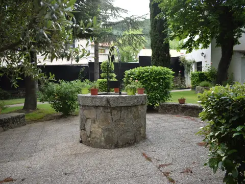 jardín de la casa con el pozo de piedra que da nombre a Siquem