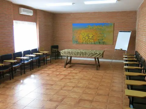 sala de reuniones con las sillas alineadas y la mesa al fondo