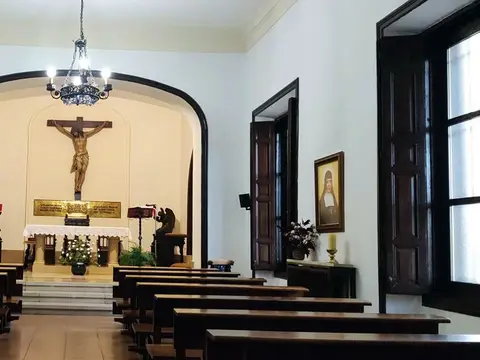 capilla de la casa, con los bancos y el altar