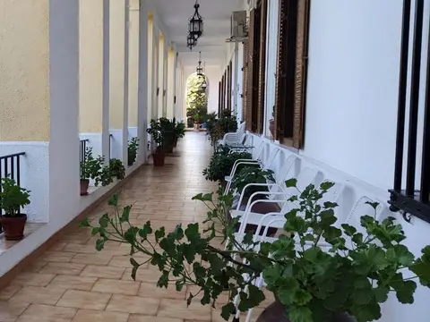 galería exterior acristalada, con las macetas y la barandilla
