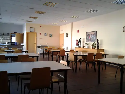 comedor de la residencia con las mesas y sillas