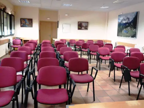 sala de reuniones con las sillas dispuestas para una tanda de ejercicios