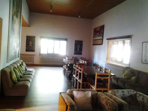 salón de estar de la Casa de Piedra, con los sofás y la mesa de comedor