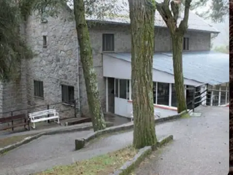 una de las dos casas grandes de piedra, con el comedor acristalado anexo (foto recortada de la página 2 del folleto oficial de la casa)