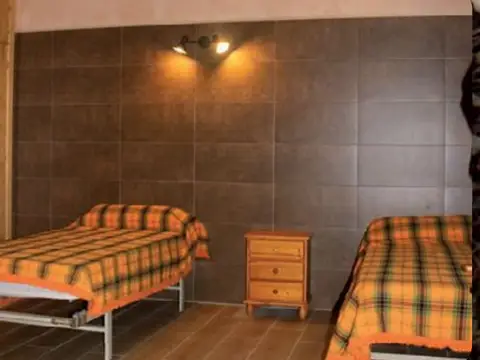 habitación doble con dos camas y mesilla (foto recortada de la página 2 del folleto oficial de la casa)