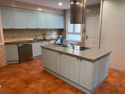 cocina de la casa, con la isla central y los armarios