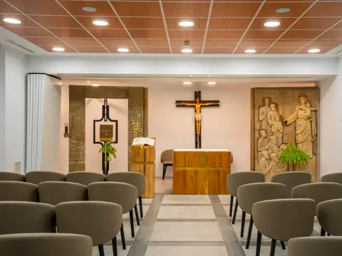 capilla de la casa, con el crucifijo, el altar y las sillas en filas
