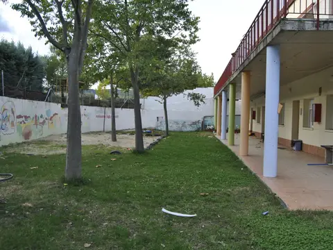 galería porticada del edificio abierta al jardín