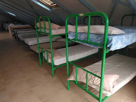 dormitorio de literas del albergue juvenil Iqbal Masih