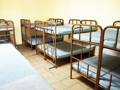 uno de los dormitorios colectivos del albergue, con las literas metálicas