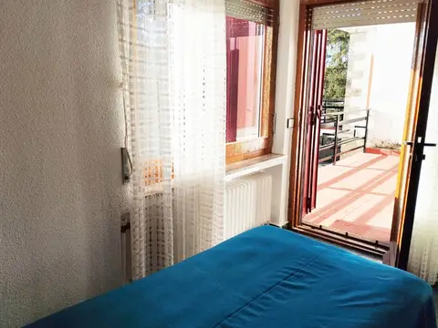 dormitorio con cama y salida a la terraza