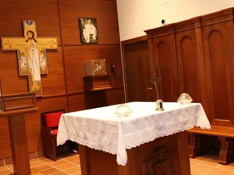 oratorio de la casa sacerdotal, con el altar y el crucifijo de San Damián