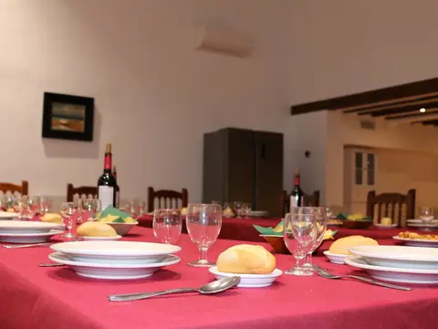 comedor de la casa sacerdotal con la mesa puesta