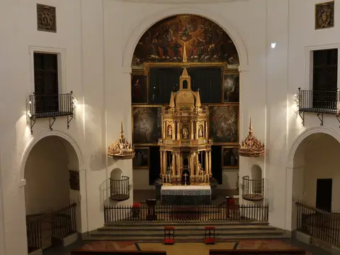 interior de la iglesia ovalada del monasterio, con el retablo mayor
