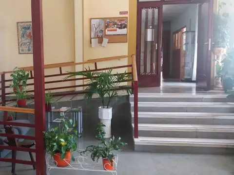vestíbulo de entrada de la casa con la escalera