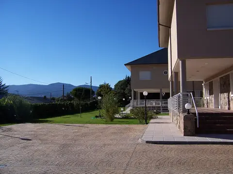 la entrada de la finca, con la sierra al fondo