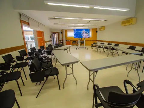 sala de trabajo y reuniones, con proyector y mesas en U