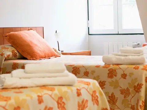 cama de una habitación con las toallas preparadas