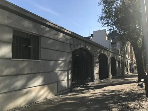 el edificio del centro desde la calle, con la arcada y la acera arbolada