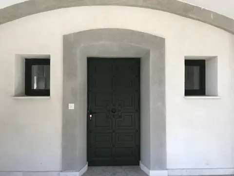 puerta de entrada del centro, encalada y con el dintel de piedra