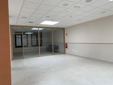 salón grande del centro, recién reformado, con la mampara acristalada