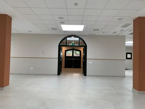 otra vista del salón, con el arco de la puerta al fondo